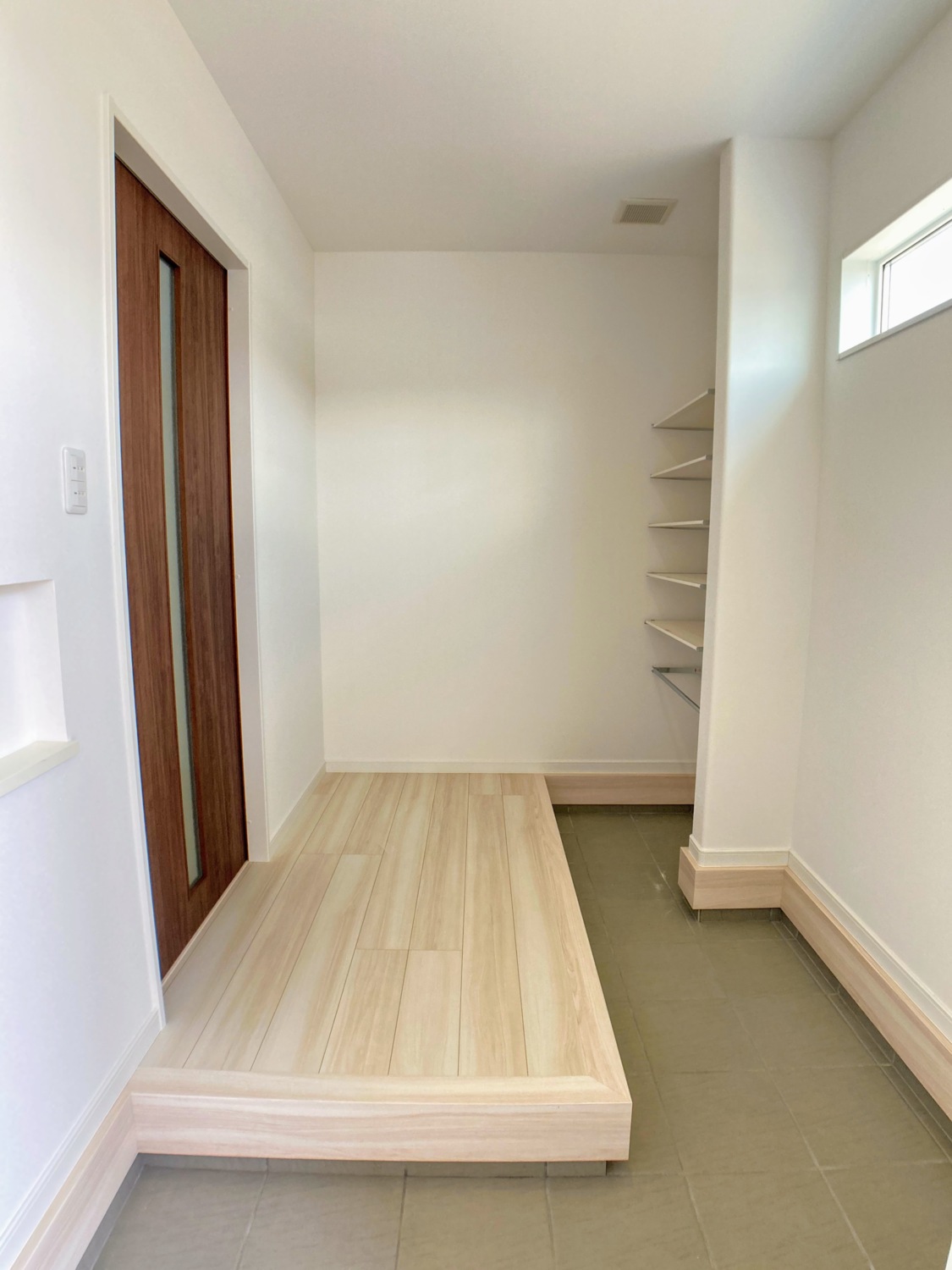 木目調グレー外壁×差し色リーフグリーンの玄関ドアがお出迎え！「シンプルに使いやすく」にこだわった家事効率UPの家