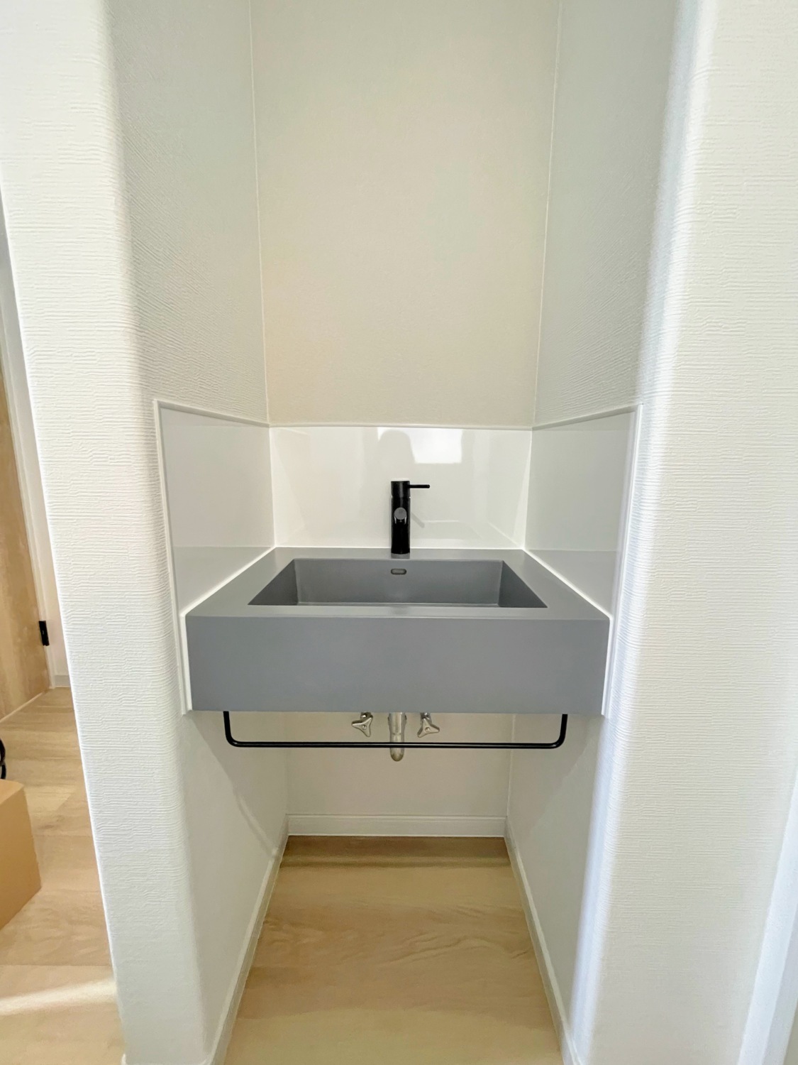 習慣づけに最適の玄関ホール手洗い器完備！充実した設備で楽しく暮らす居心地のよいシンプルモダンハウス
