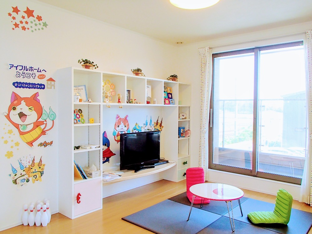 2階の子供部屋のファミリーライブラリー。本を読んだり絵を描いたり、お子様の創造力を高めます。
