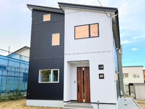 2階サンルームはグレーチング床仕上げでお日様の光をリビングまで！8帖の小屋裏収納や大容量のシューズクローゼットが生活に役立つシンプルかっこいい家