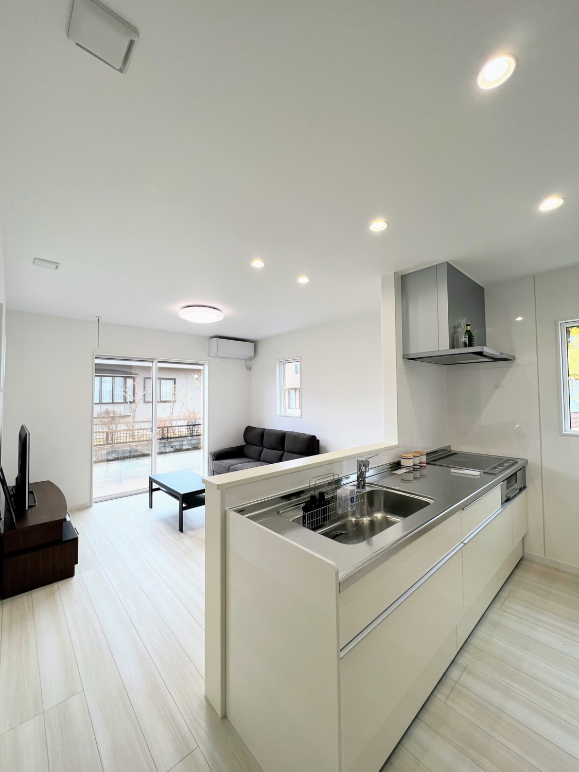部屋全体がすっきりとして見える白を基調とした、空間の効率的な活用と充実した収納があるシンプルモダンスタイルの家