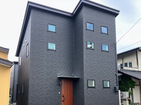 ぐるぐる動線×大容量のパントリー収納×片流れ屋根のすっきり外観！北側道路43坪＆利便性◎の立地に建つ家事効率のよい家